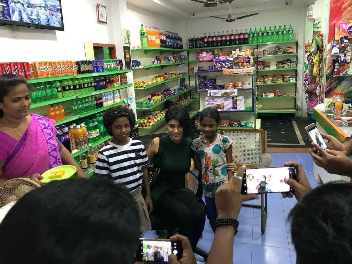 Oviya Visits Shop That Supported Her During Bigg Boss