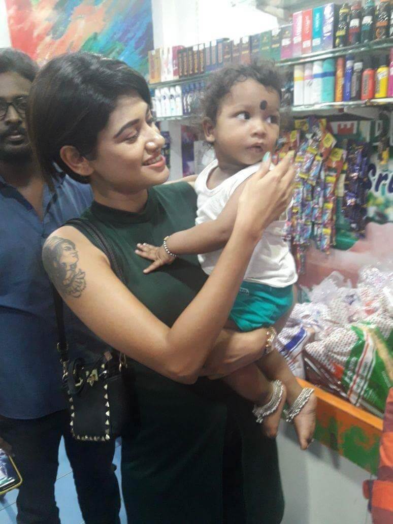 Oviya Visits Shop That Supported Her During Bigg Boss
