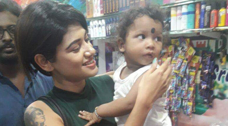 Oviya Visits Shop That Supported Her During Bigg Boss