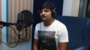 The comedy actor Sathish started dubbing for upcoming comedy drama Ghajinikanth where Arya is playing main lead, image credit - Studio Green